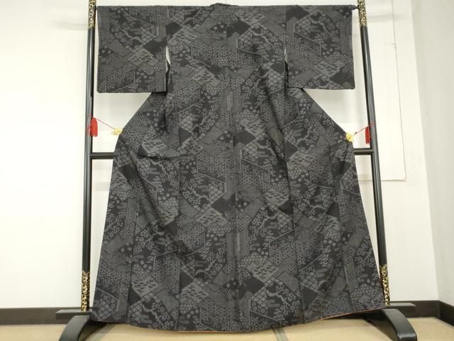 平和屋着物○本場結城紬 重要無形文化財 100亀甲 吉祥風景花文 黒地