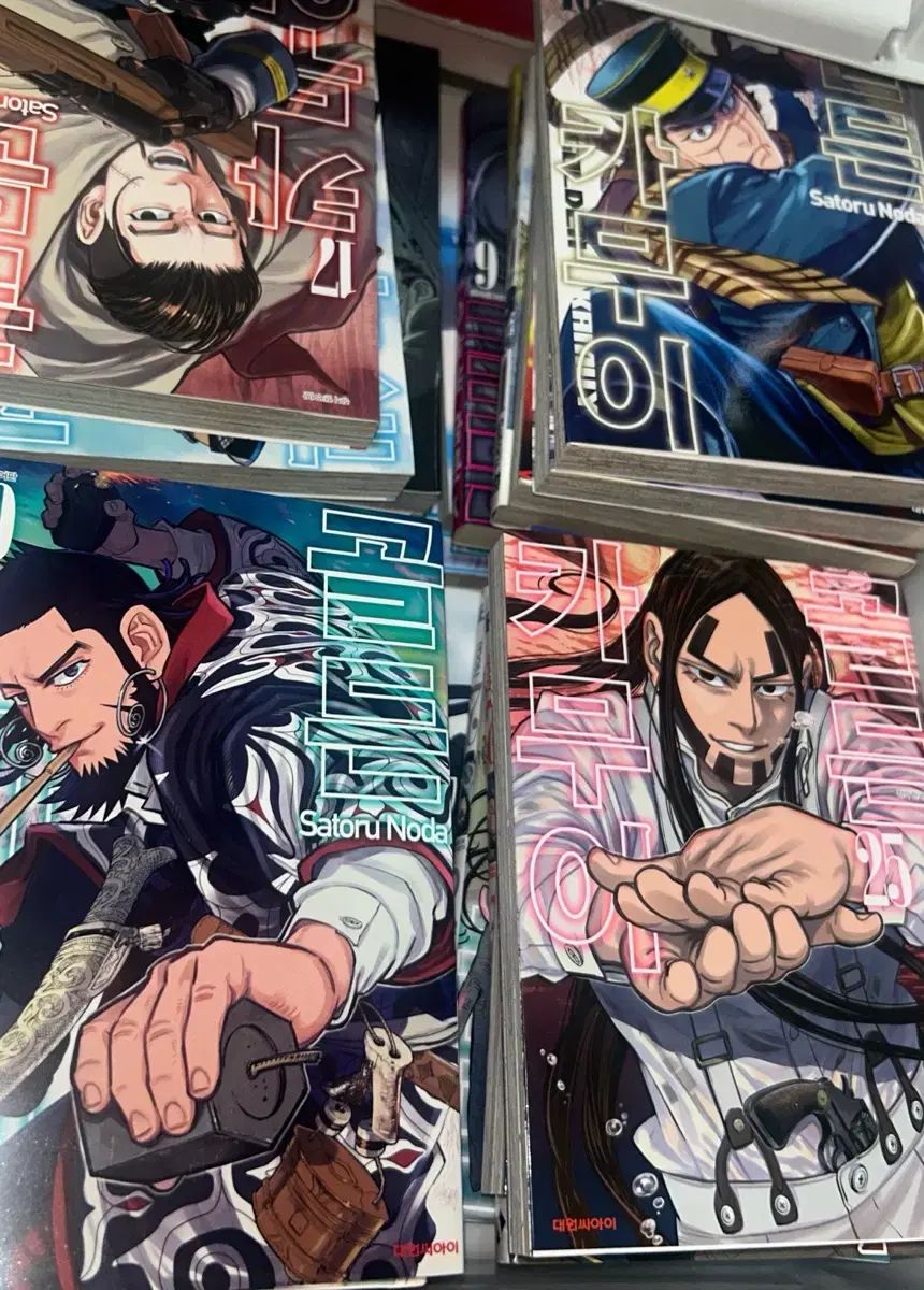 ゴールデンカムイ 1〜25巻セット 漫画＋色紙、ブックカバー、TOGカード ゴールデンカムイ 1〜25巻セット 漫画＋色紙、ブックカバー、TOGカード