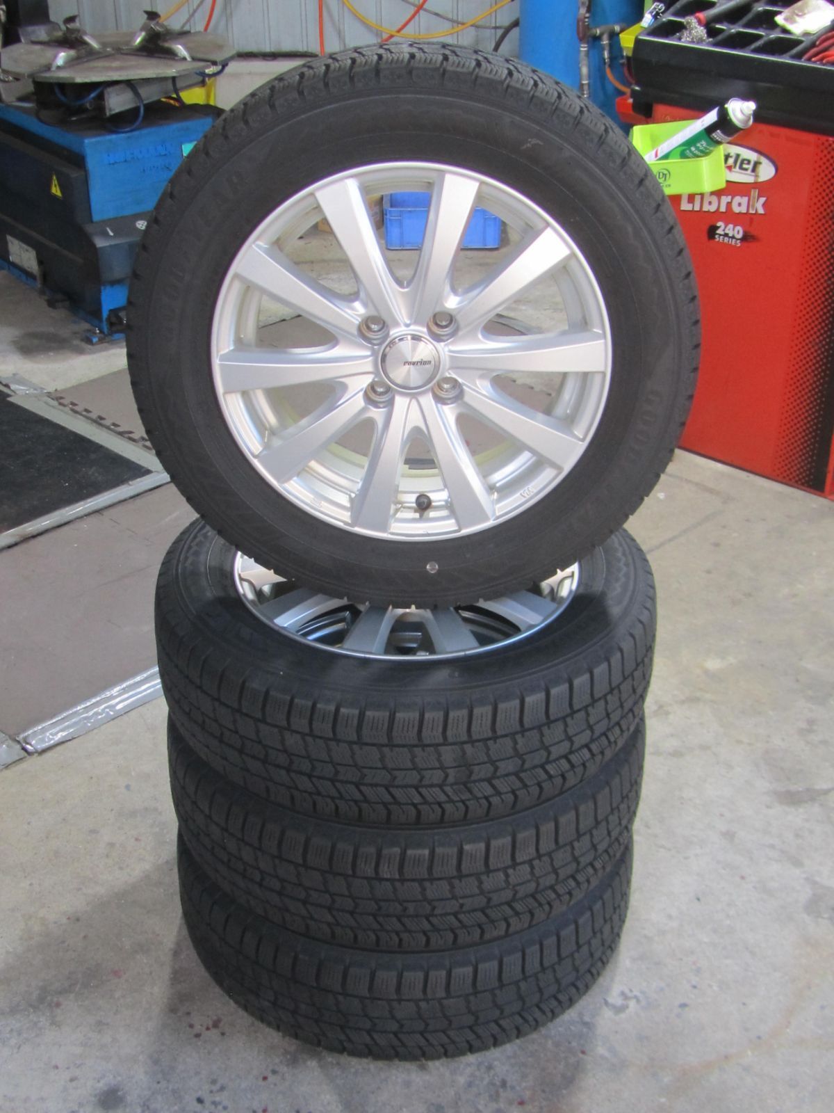 大特価】175/65R15 スタッドレス グッドイヤー アイスナビ8 カローラ