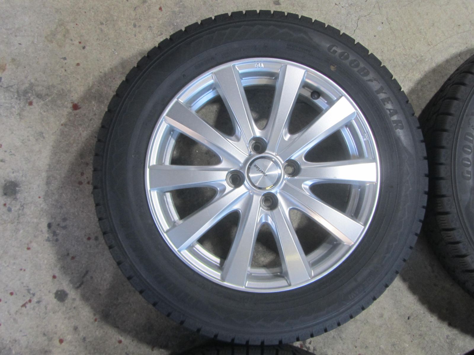 大特価】175/65R15 スタッドレス グッドイヤー アイスナビ8 カローラ