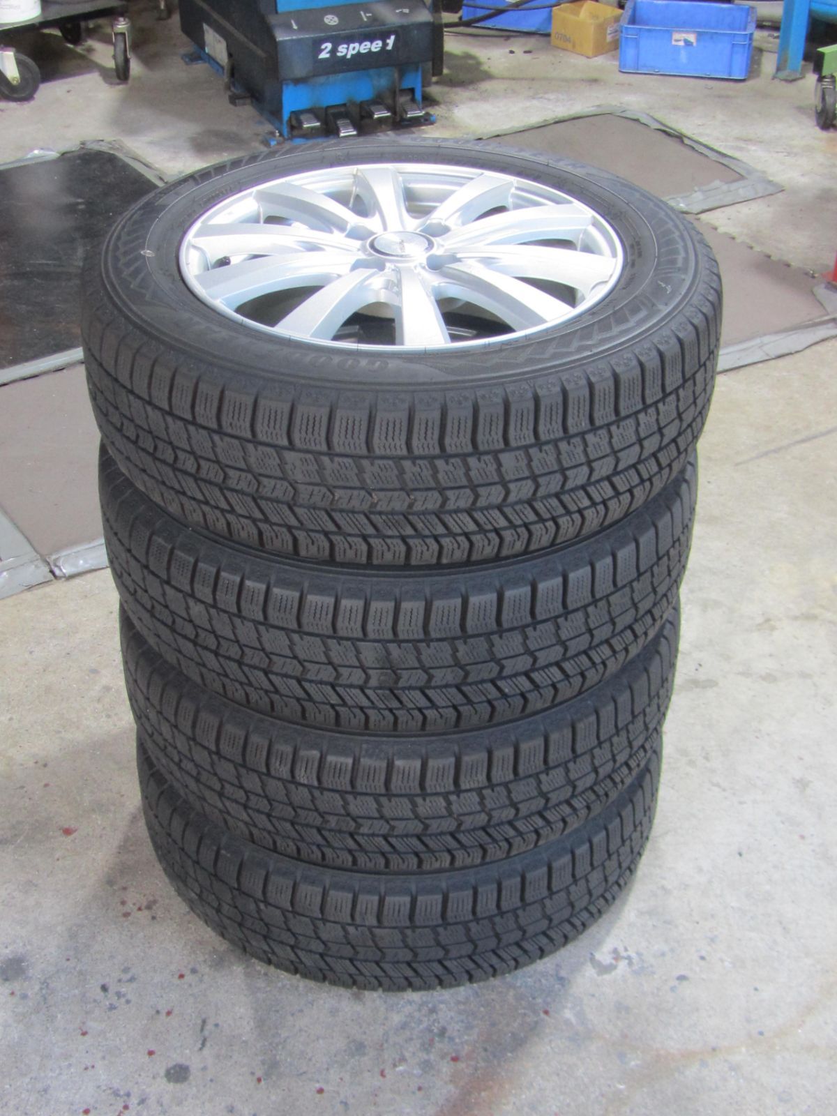 大特価】175/65R15 スタッドレス グッドイヤー アイスナビ8 カローラ