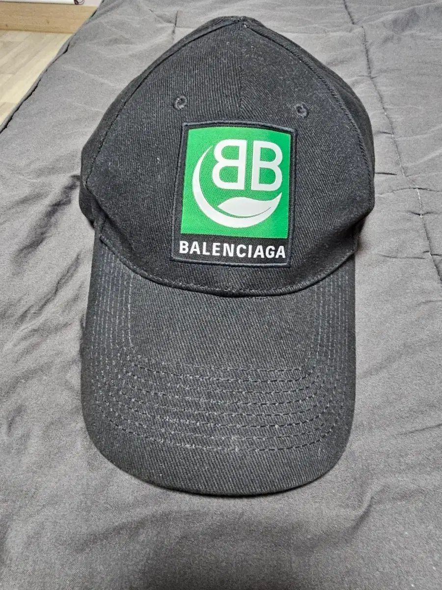 バレンシアガ ブラック ベースボールキャップ グリーン ロゴ - メルカリ