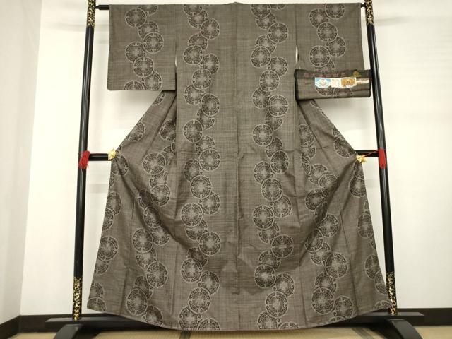 平和屋着物 本場大島紬 純泥染 手織り 一元7マルキ 唐草丸文 たかし紬謹製 証紙付き 正絹 ck