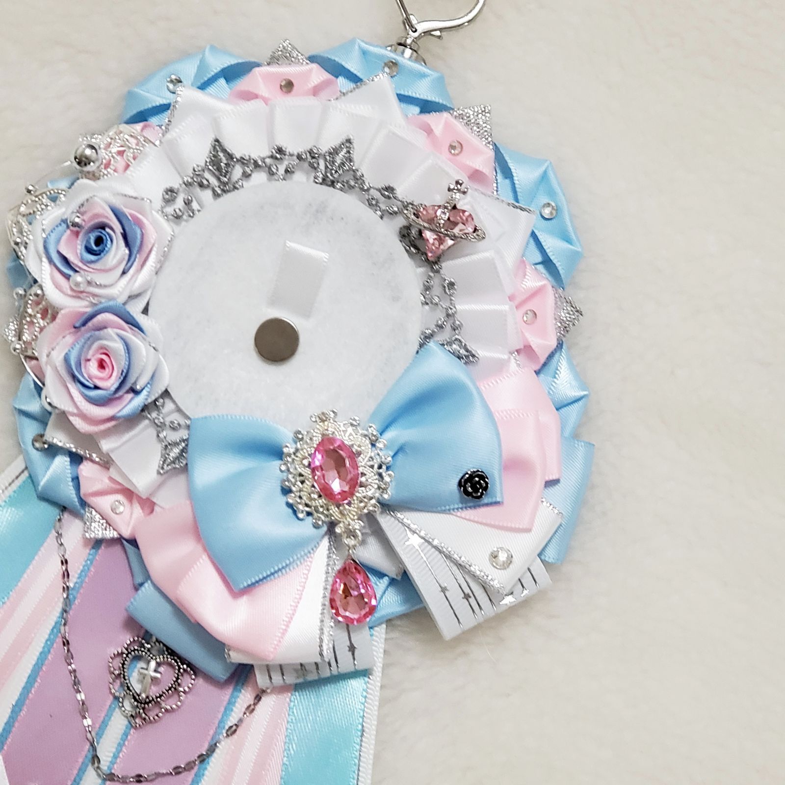 オーダー】 痛ロゼット 白 ×ピンク× 水色 ×シルバー 痛バ 薔薇 リボン