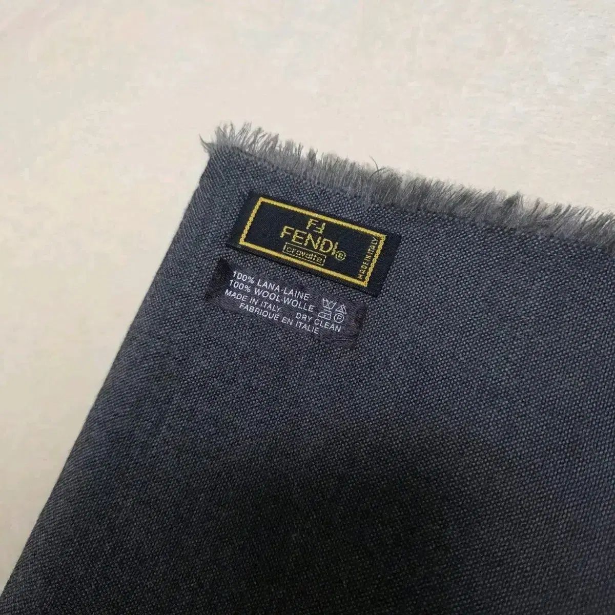 フェンディ ロゴ マフラー グレー - メルカリ