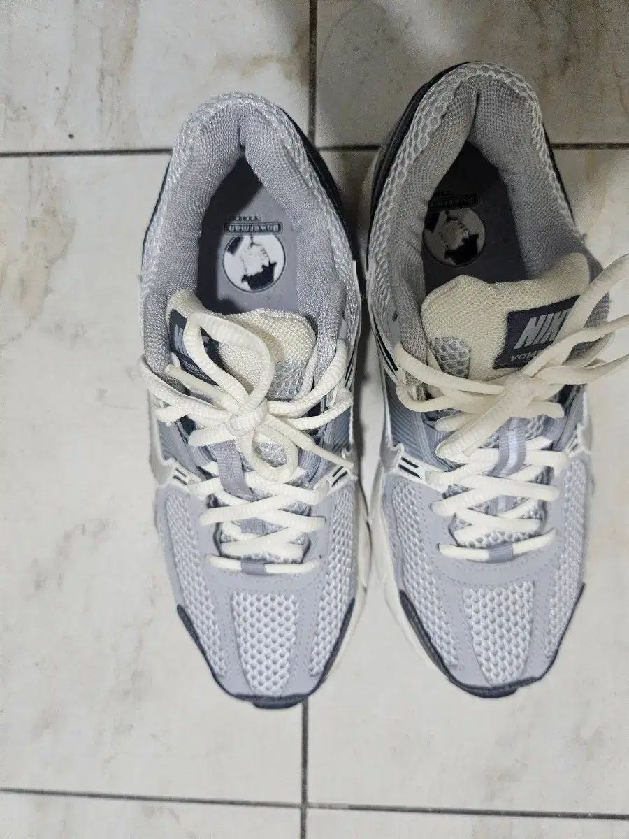 ナイキ ズーム ボメロ 5 ウィメンズ ピュア プラチナム ウルフグレー 235