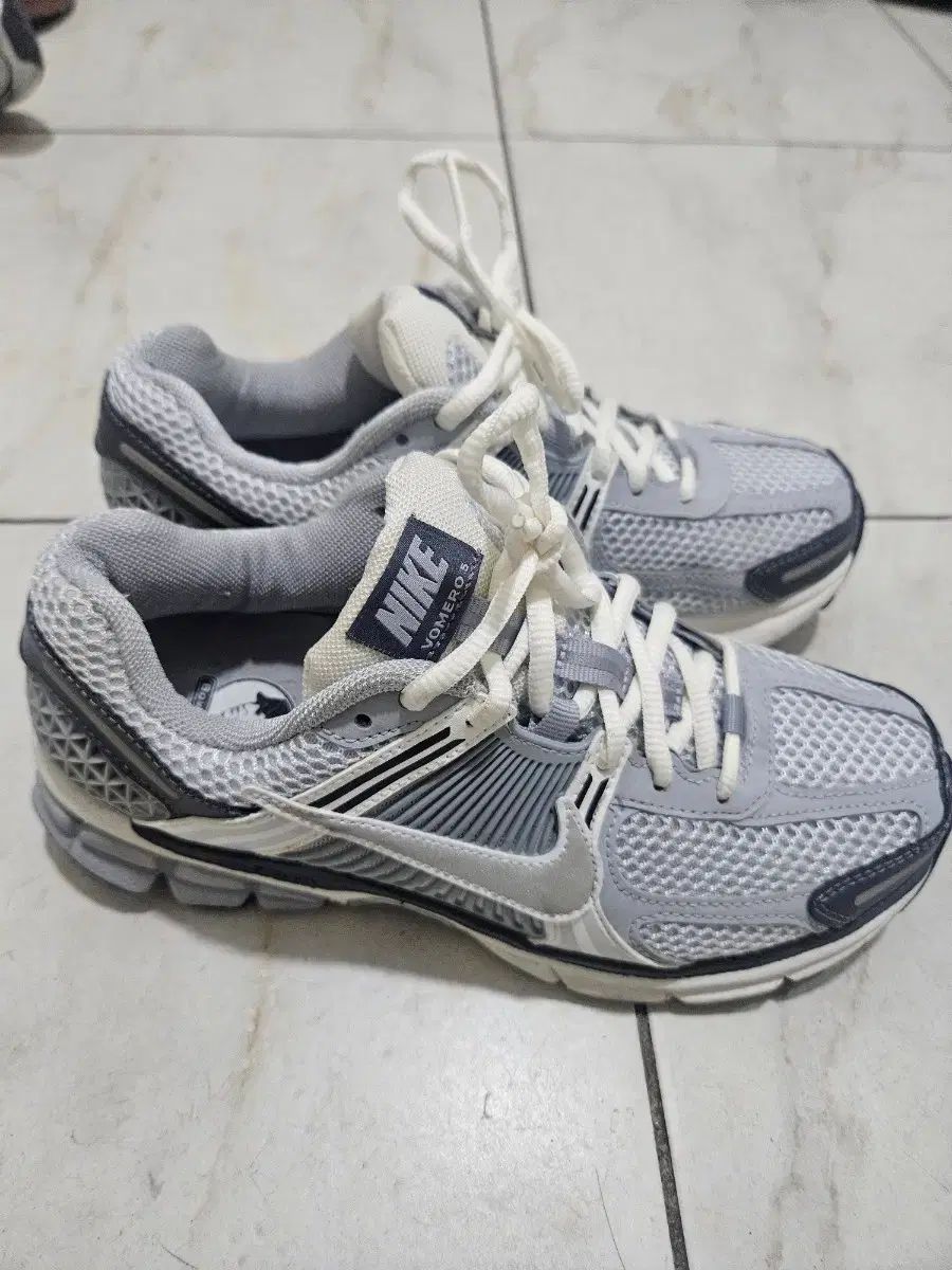 ナイキ ズーム ボメロ 5 ウィメンズ ピュア プラチナム ウルフグレー 235