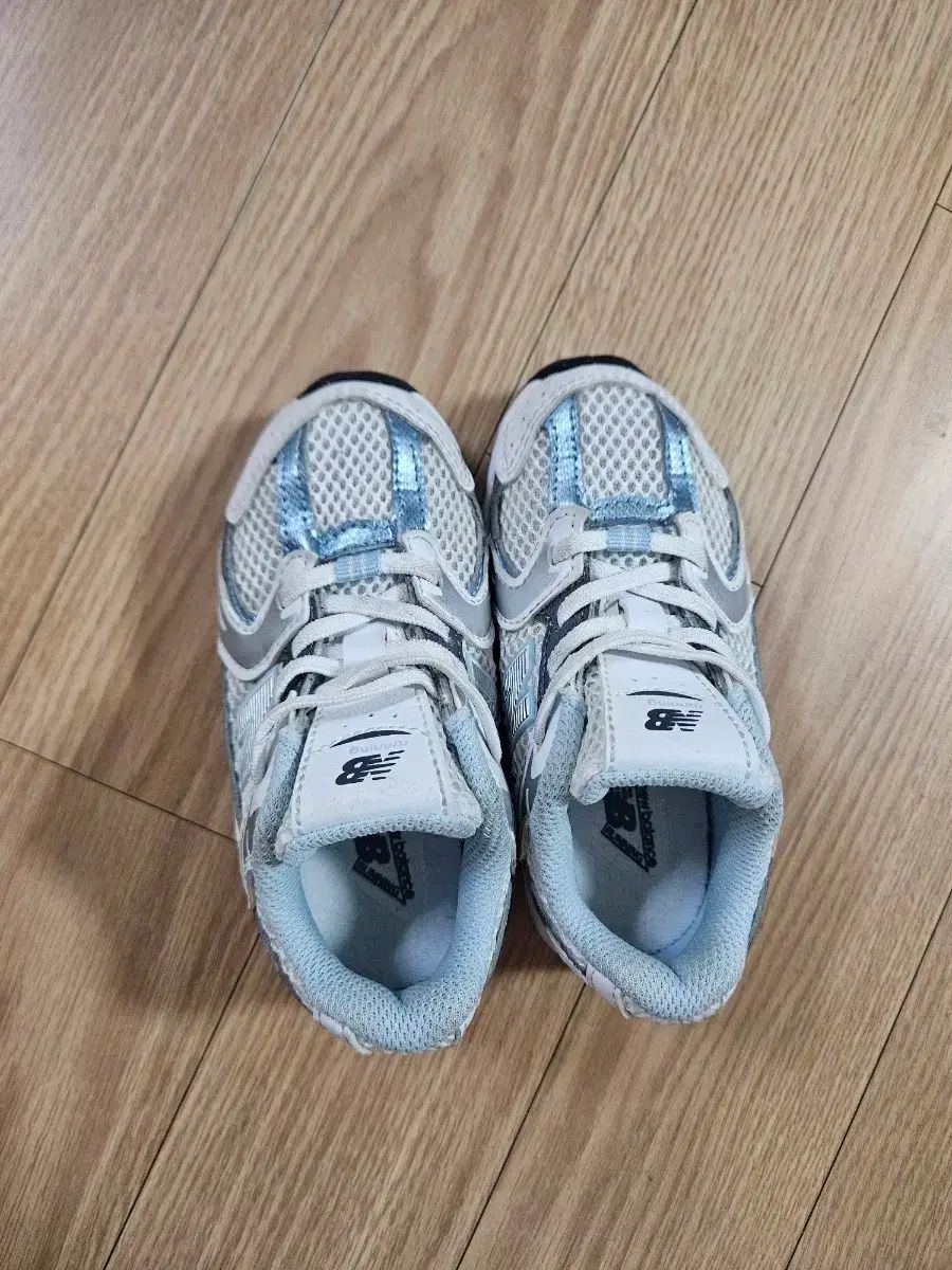 IZ 530 ニュー ンス キッズスニーカー