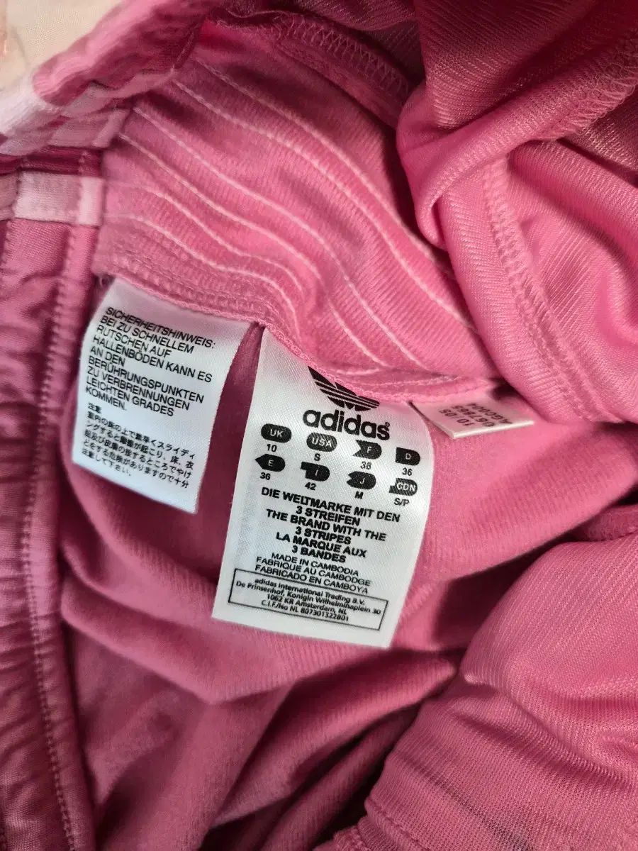 ピンク色 3本線