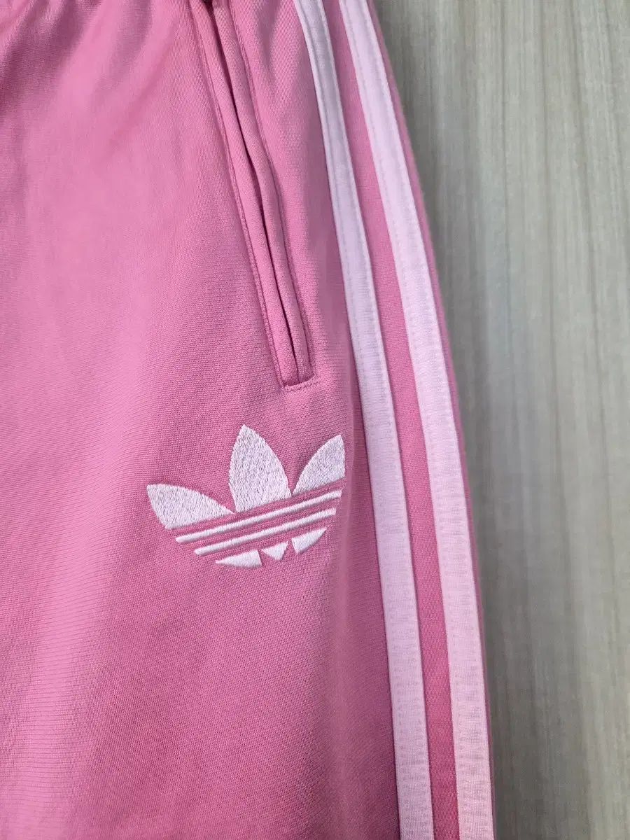 ピンク色 3本線