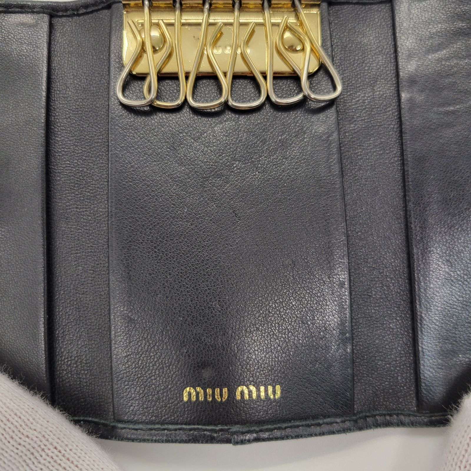 ギャランティ付✨ MIUMIU マテラッセ ケース 黒 ロゴ金具 レザー