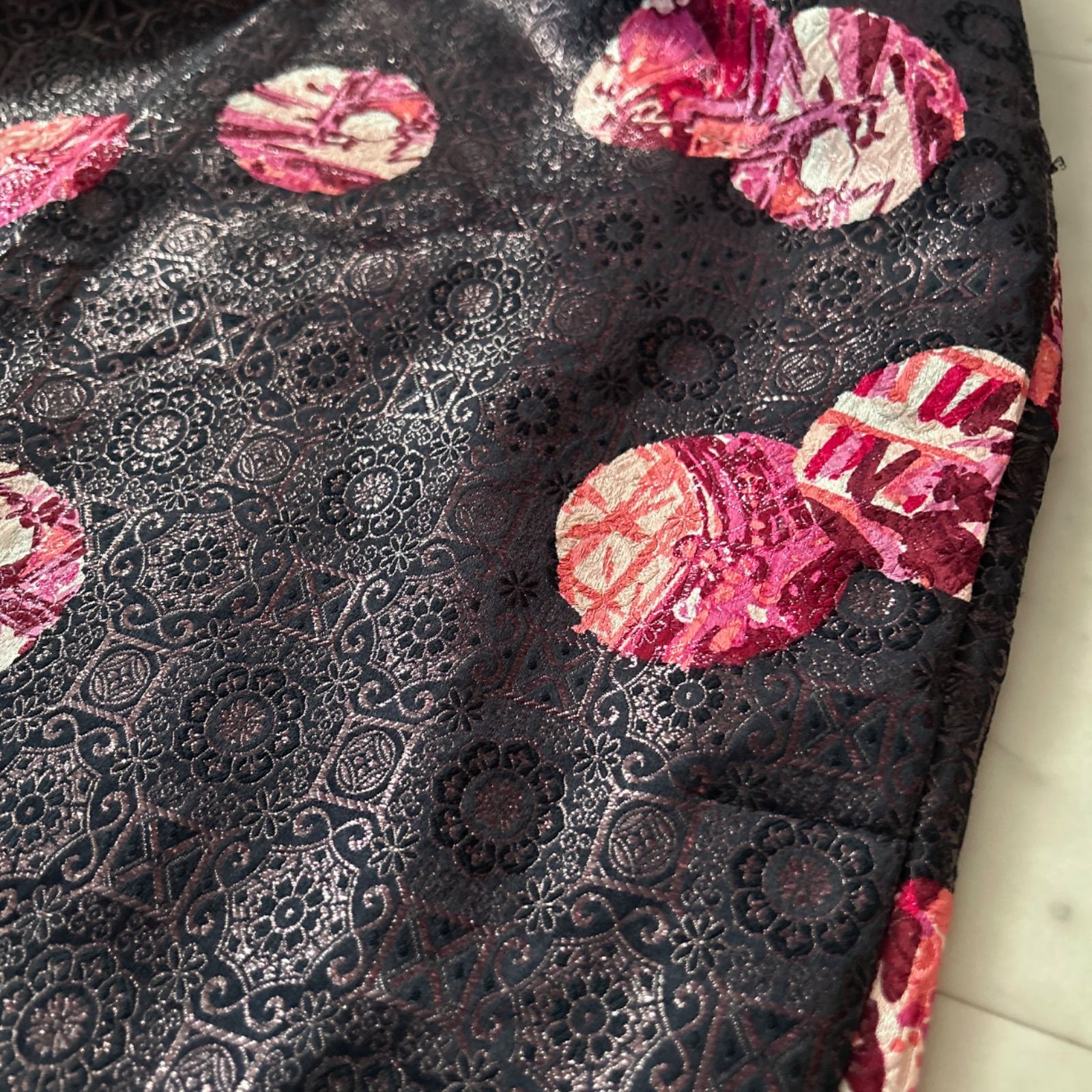 malo マーロ 光沢総柄台形スカート 大きいサイズ48 ブラック オリエンタル 手毬柄