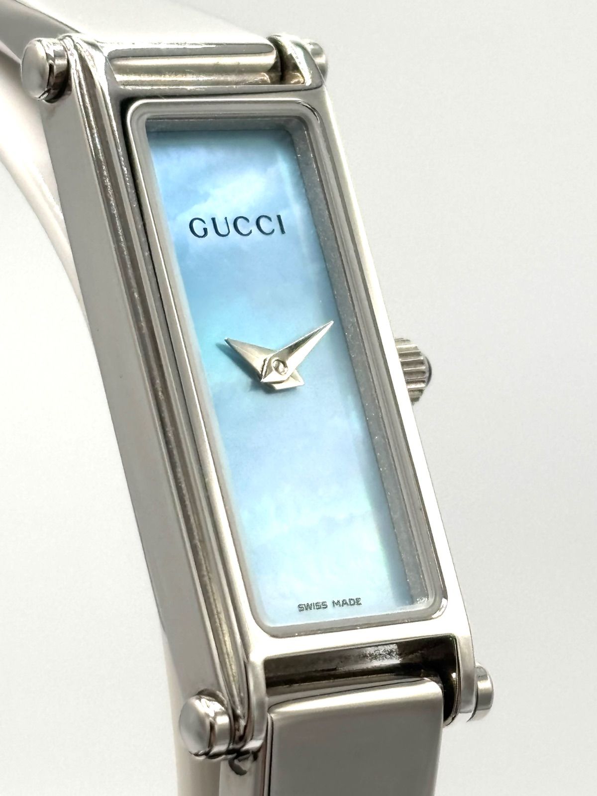 新品ムーブメント・美品・1年保証】GUCCI 1500L シェル文字盤 シルバー