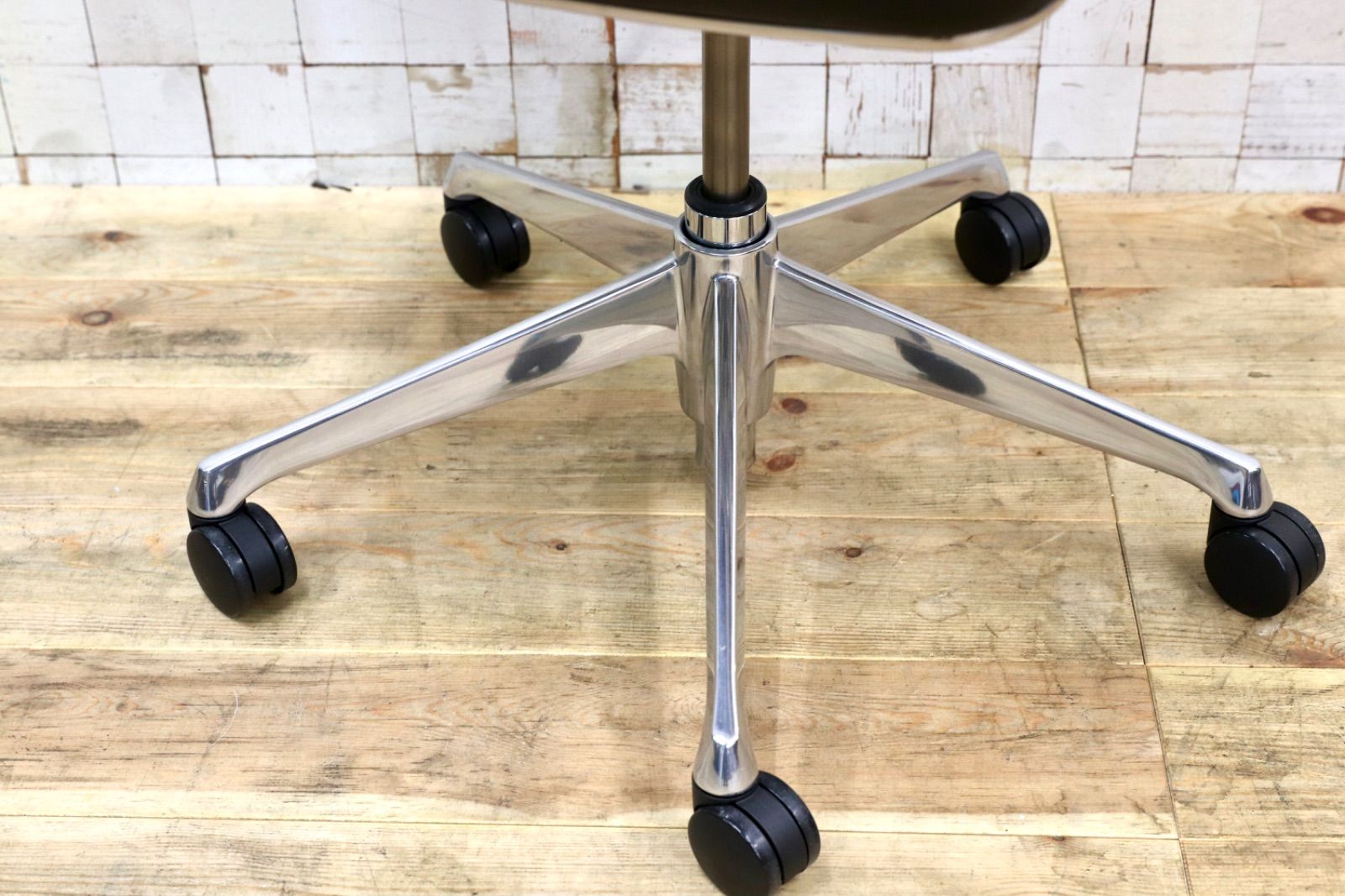  GMIK678C okamura オカムラ CRAFTIE クラフティー デスクチェア オフィスチェア アームチェア 本革 ウォールナット 定価約38万 耐荷重100kg オフィスチェア ワークチェア 椅子 チェア