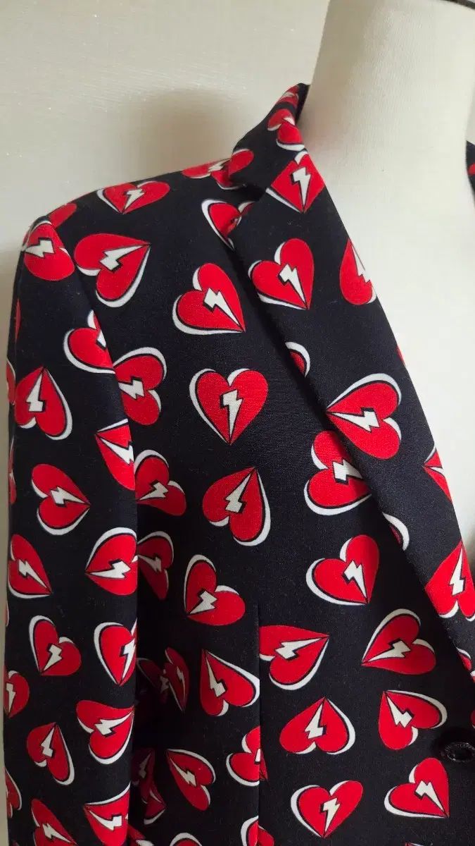 モスキーノ ラブ ハート プリンティング ブラック ジャケット 55