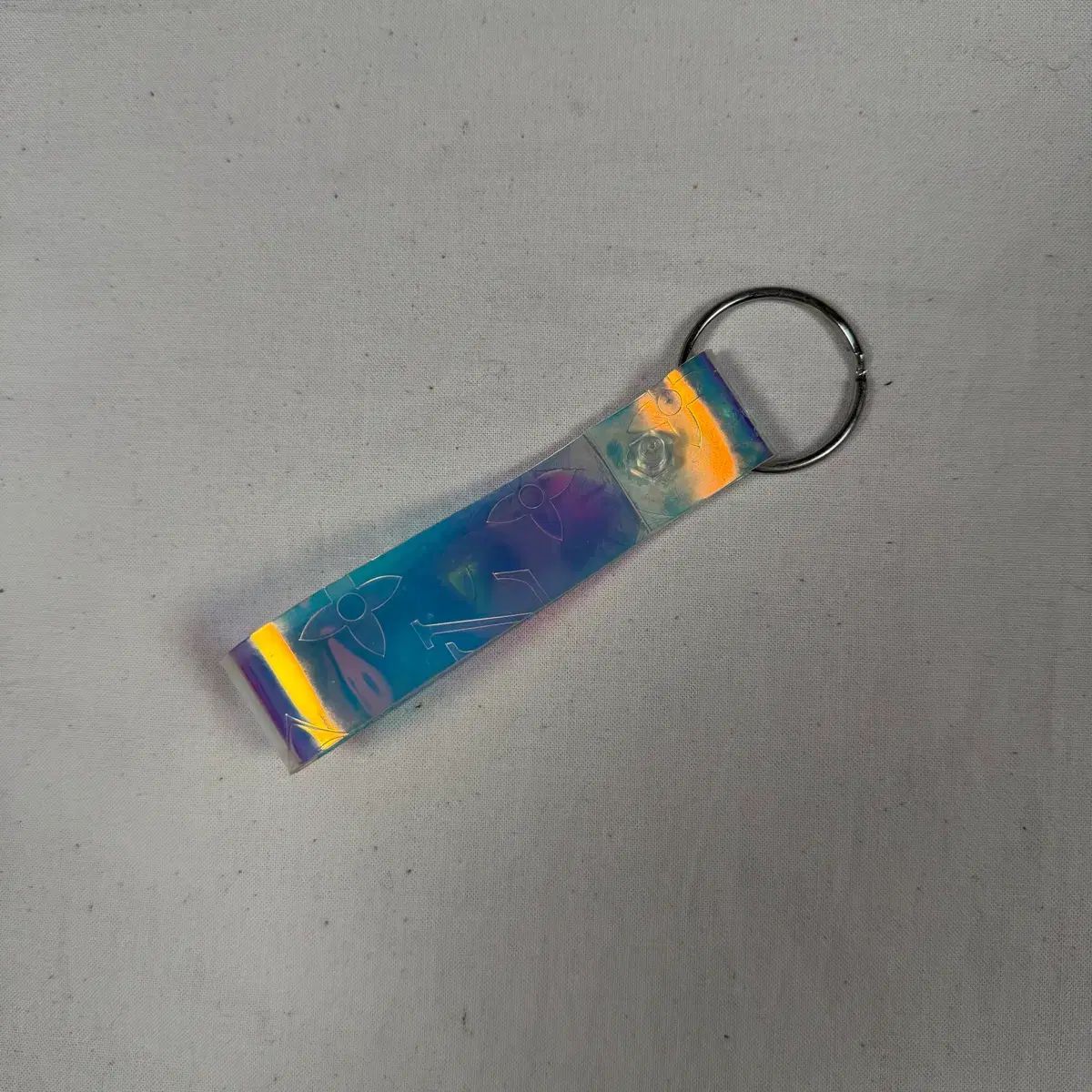 半円のピンク Louis Vuitton ホログラム キーホルダー