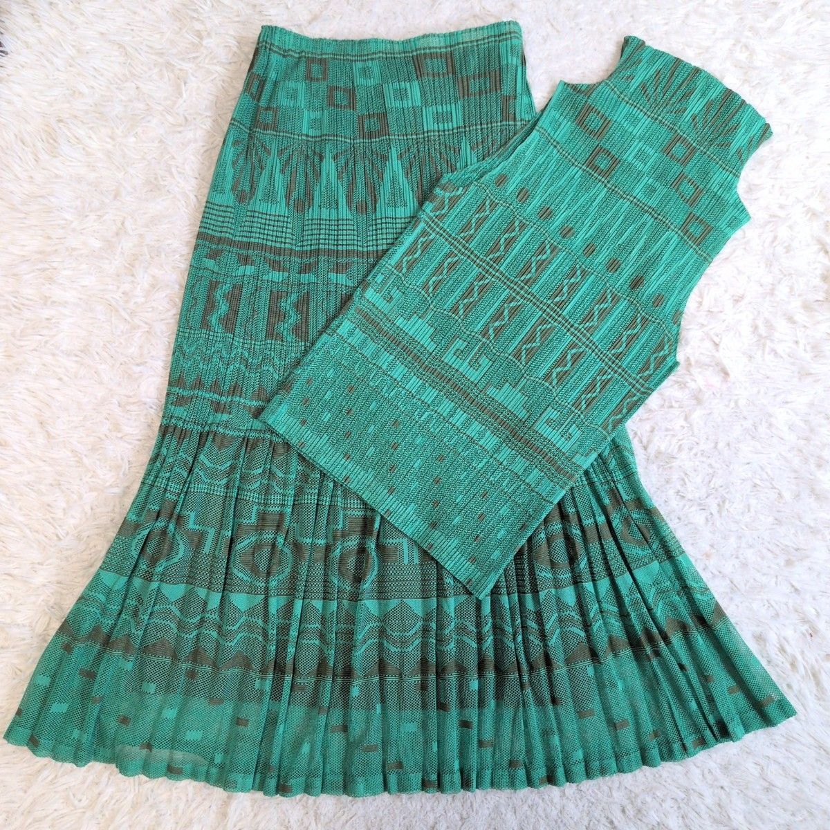PLEATS PLEASE ISSEY MIYAKE プリーツプリーズイッセイミヤケ 幾何学柄スカートセットアップ 総柄 グリーン 4 大きいサイズ XL ウエストゴム ロング フ タートルネック ペチコート付き