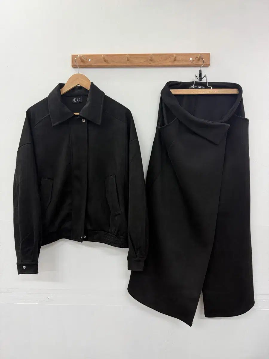 カットアウト ブラック スウェード セットアップ