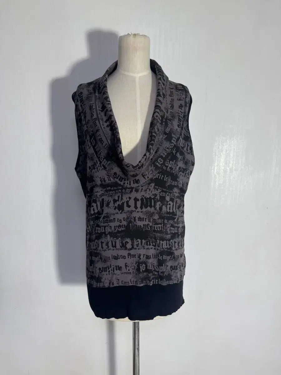 アルゴン クイーンズ レタリング スリーブレス トップス algonquins