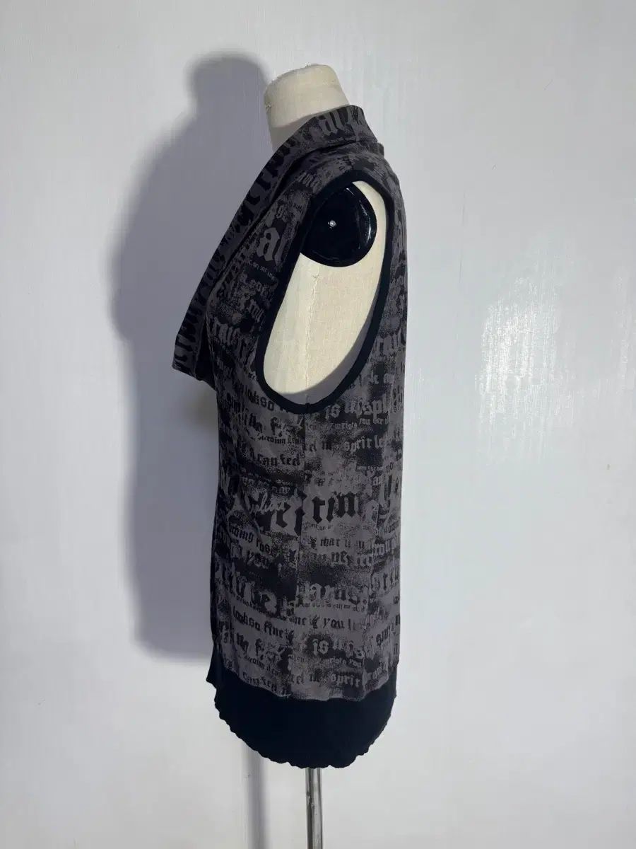 アルゴン クイーンズ レタリング スリーブレス トップス algonquins