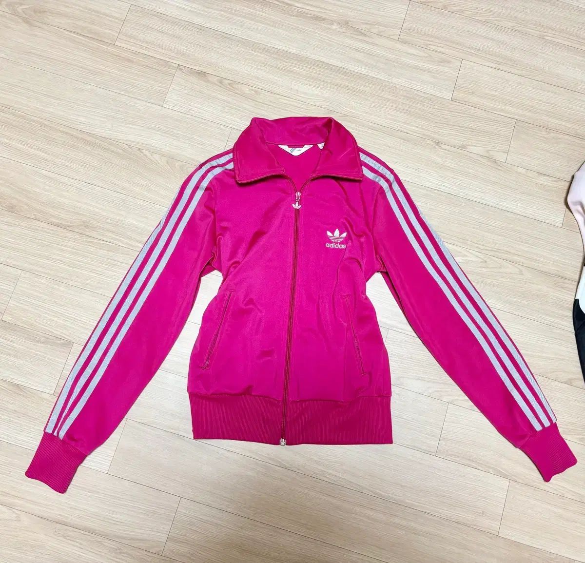 アディダス ホットピンク シルバー トラックジャージ