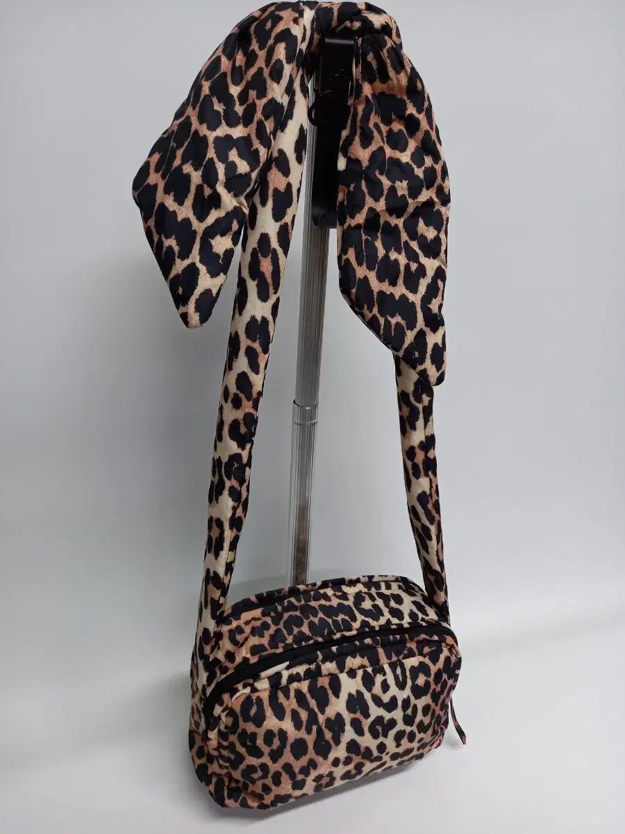 新 GANNI レオパード ダウン キルティング ミニ クロスバック - メルカリ