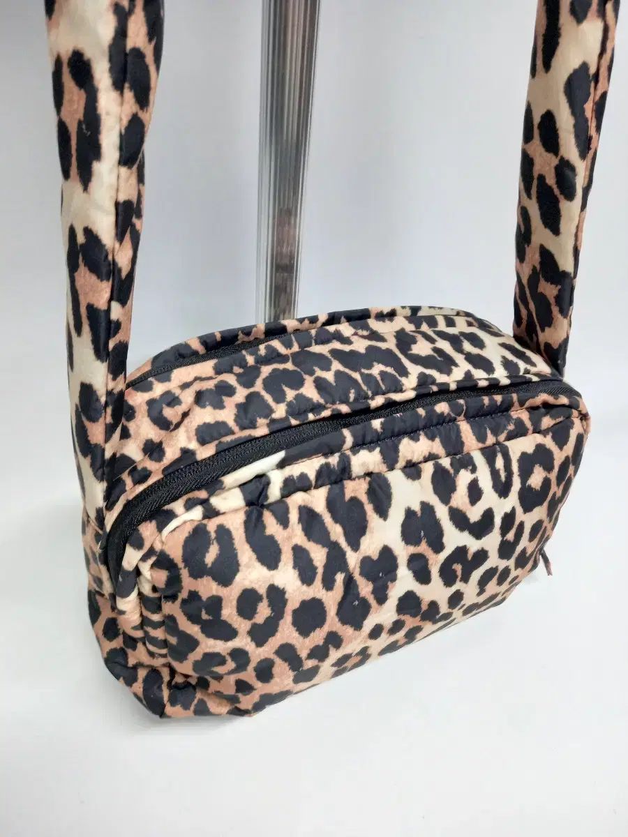 新 GANNI レオパード ダウン キルティング ミニ クロスバック - メルカリ