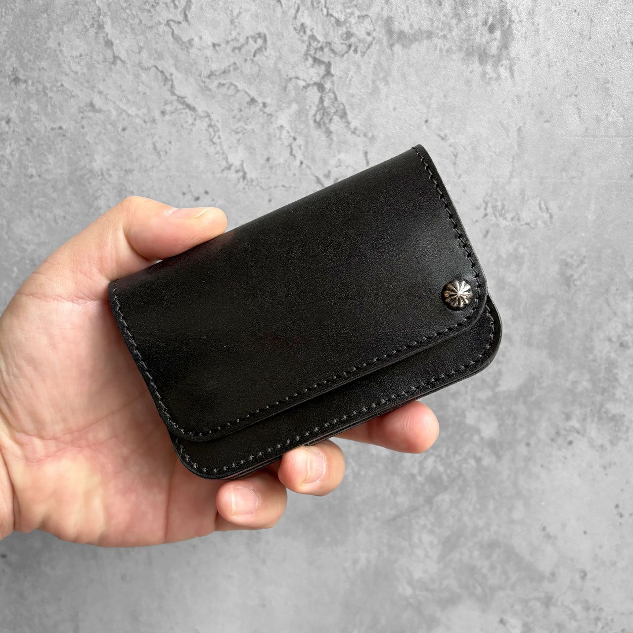 栃木レザー財布 スタッズ財布 フラワースタッズ トラッカーウォレット