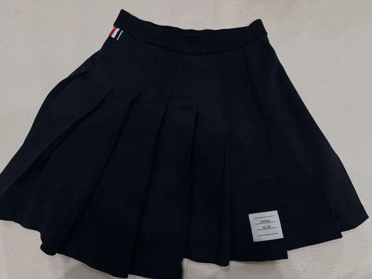 トム ブラウン プリーツ ループバッグ スカート