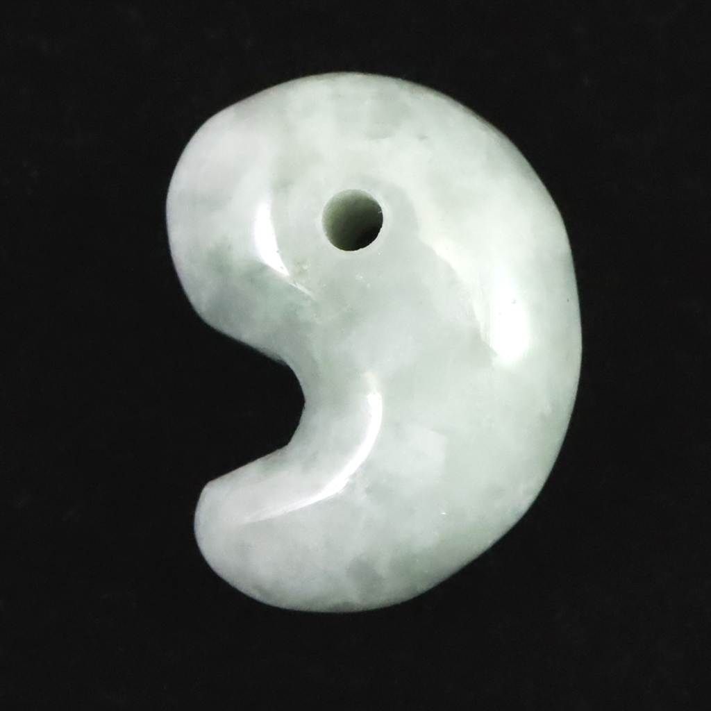 糸魚川翡翠 ヒスイ 小滝産 薄緑 18 mm勾玉 ディレクトリカード付 4.3 g 榎本通商48405