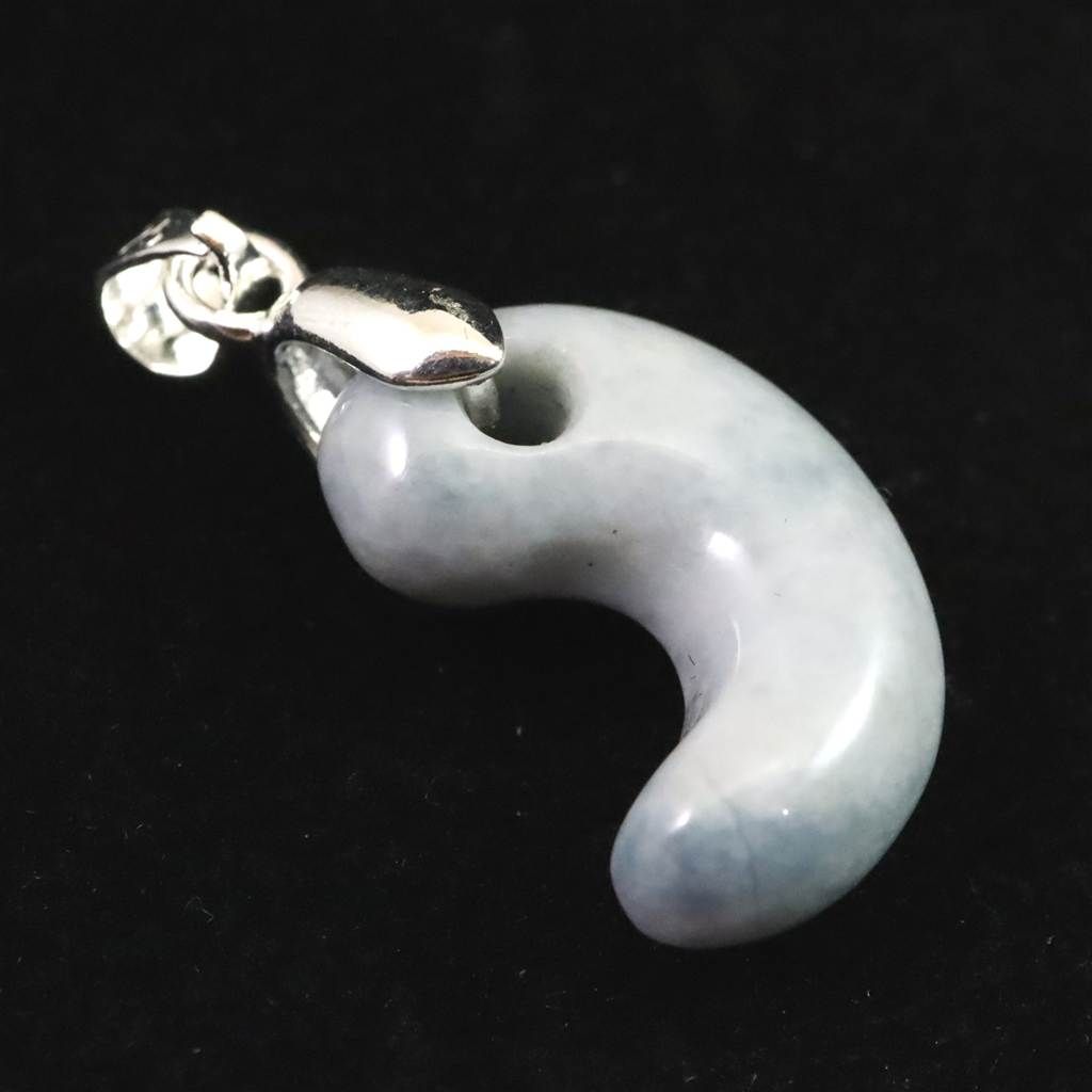 糸魚川翡翠 ヒスイ 小滝産 薄青 19mm勾玉 ペンダントトップ