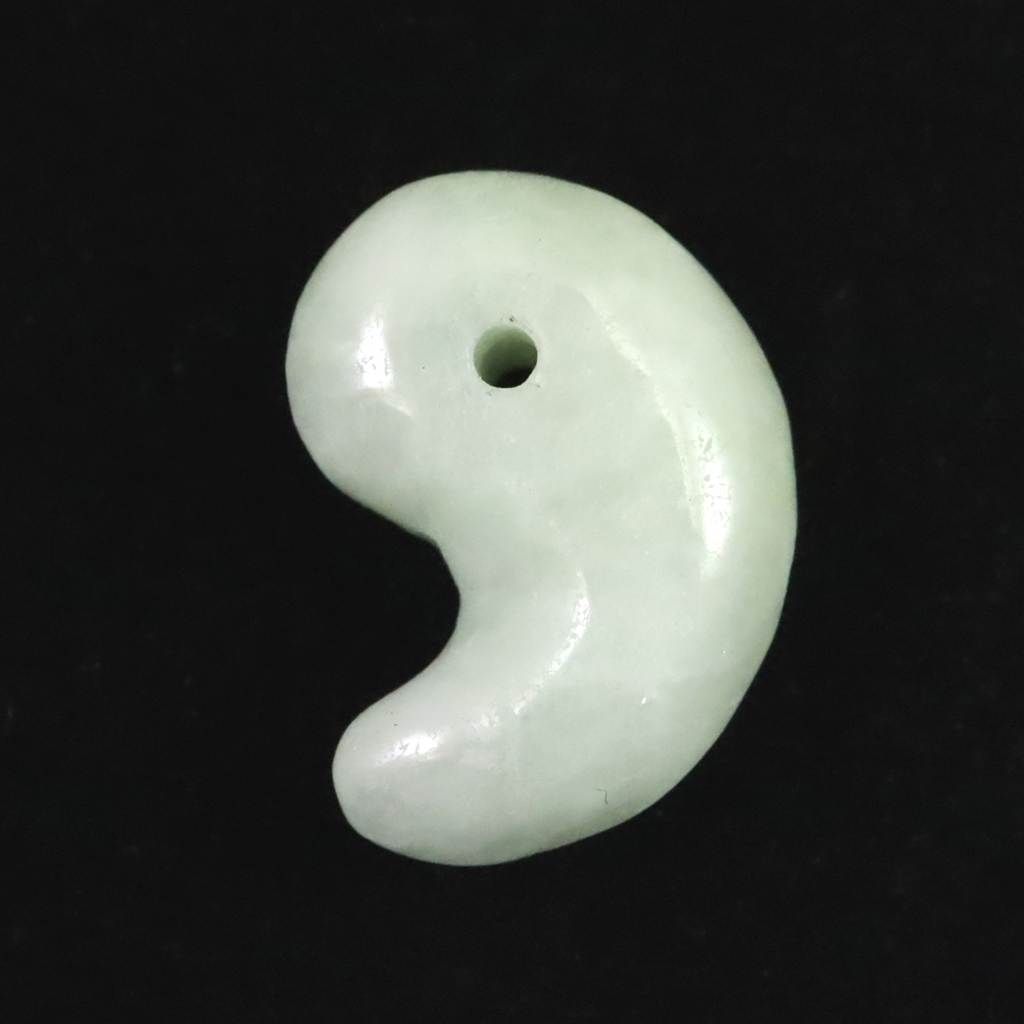 糸魚川翡翠 ヒスイ 小滝産 薄緑 22 mm勾玉 ディレクトリカード付 5.7 g 榎本通商73305