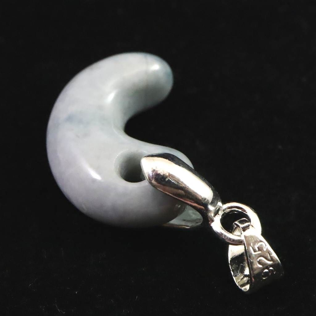 糸魚川翡翠 ヒスイ 小滝産 薄青 19mm勾玉 ペンダントトップ