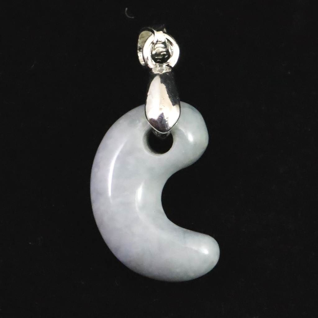 糸魚川翡翠 ヒスイ 小滝産 薄青 19mm勾玉 ペンダントトップ