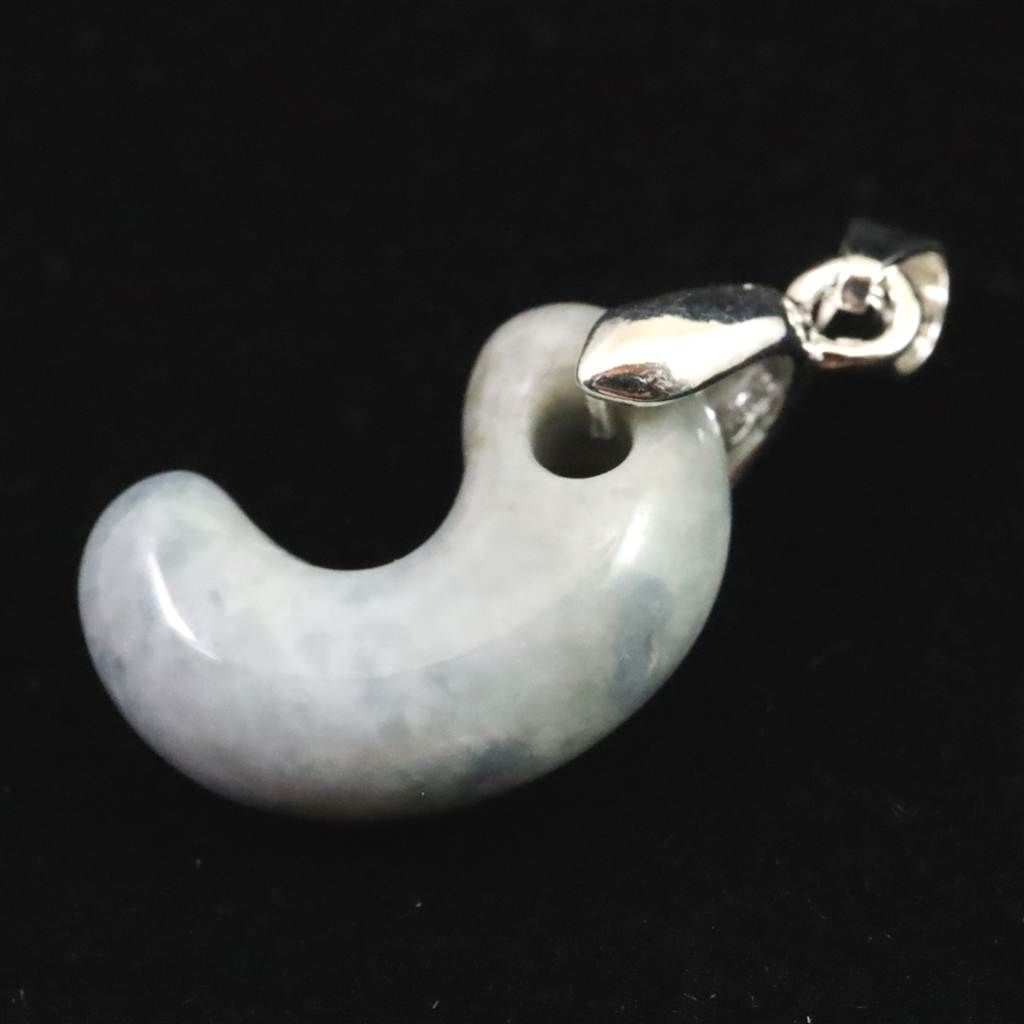 節約 糸魚川翡翠 ヒスイ 小滝産 薄青 19mm勾玉 ペンダントトップ