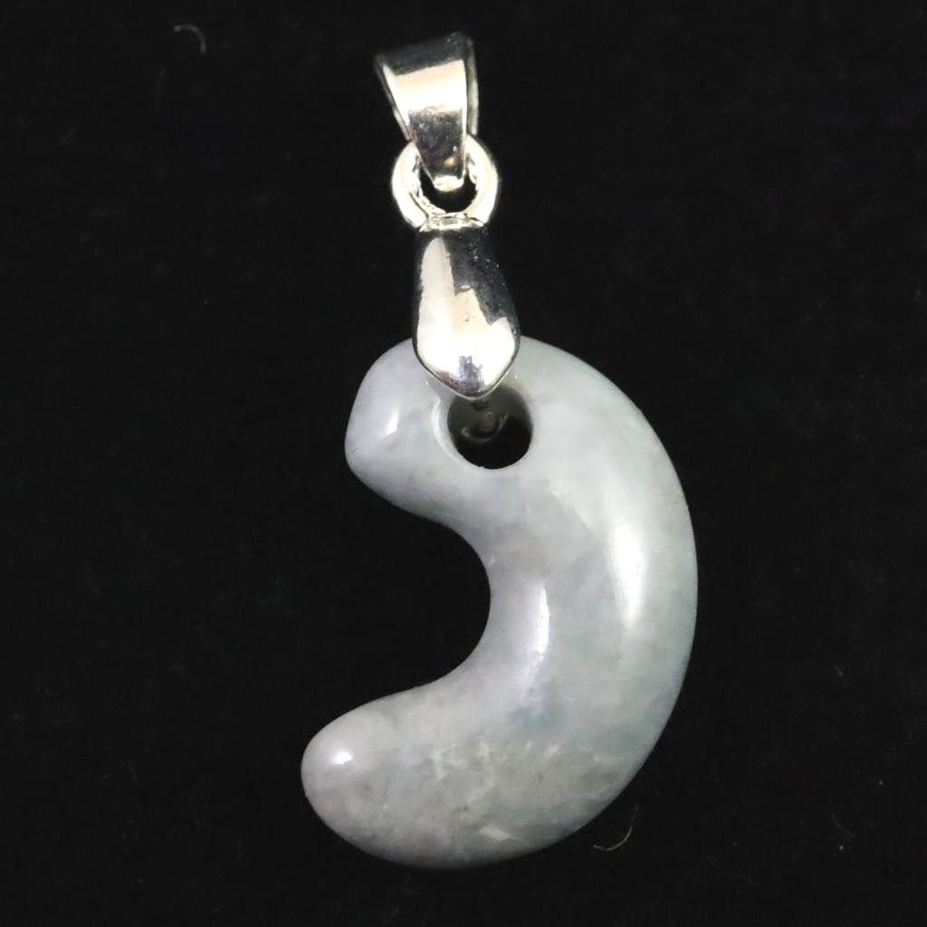 糸魚川翡翠 ヒスイ 小滝産 薄青 19mm勾玉 ペンダントトップ