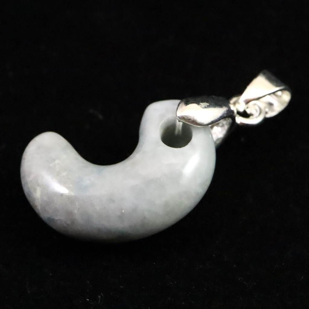 糸魚川翡翠 ヒスイ 小滝産 薄青 19mm勾玉 ペンダントトップ