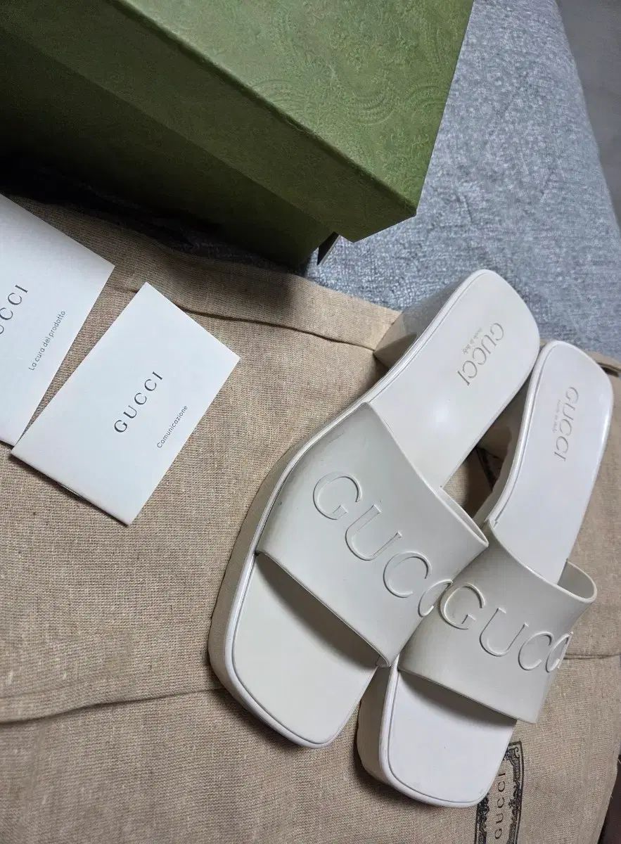 グッチ 白 ラバー スライド サンダル
