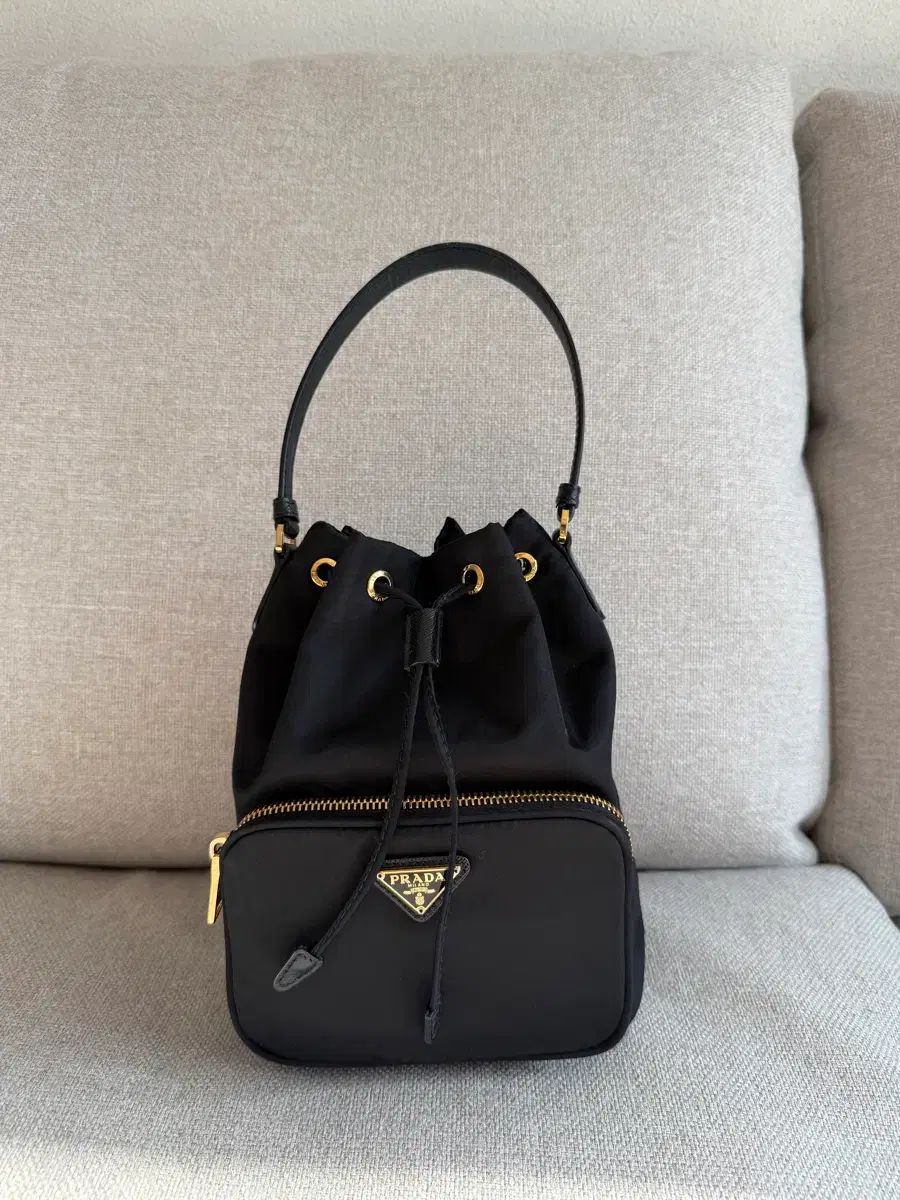 プラダ リナイロン バケットバッグ