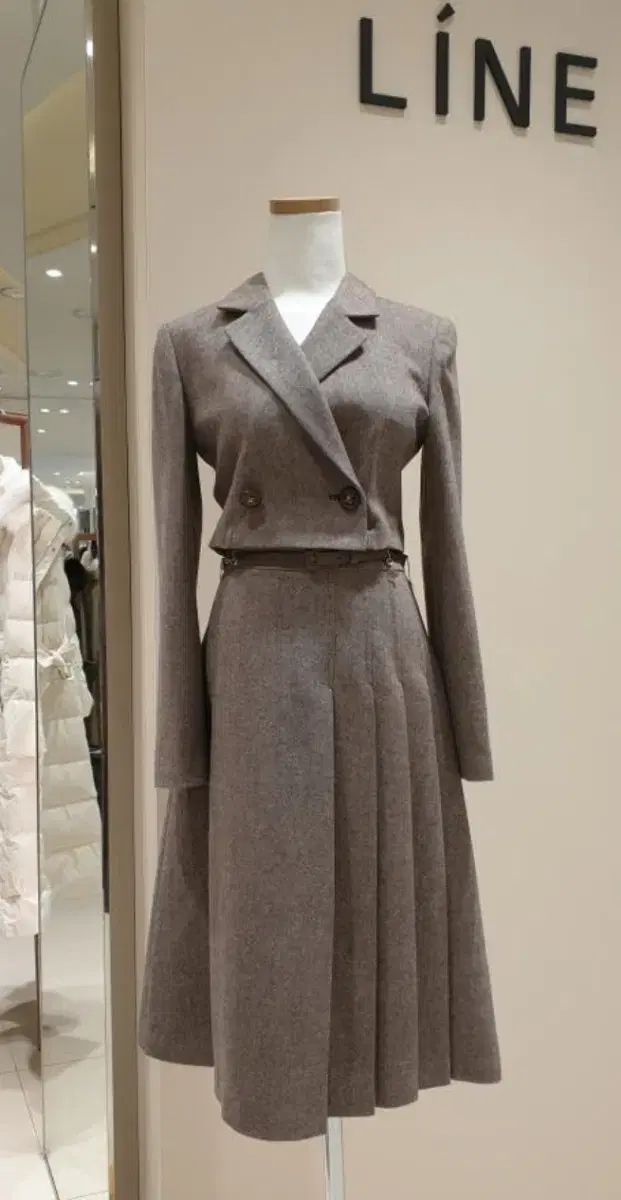 LINEディション ウール混 セットアップ型 プリーツ ONE PIECE 実 価格 29万