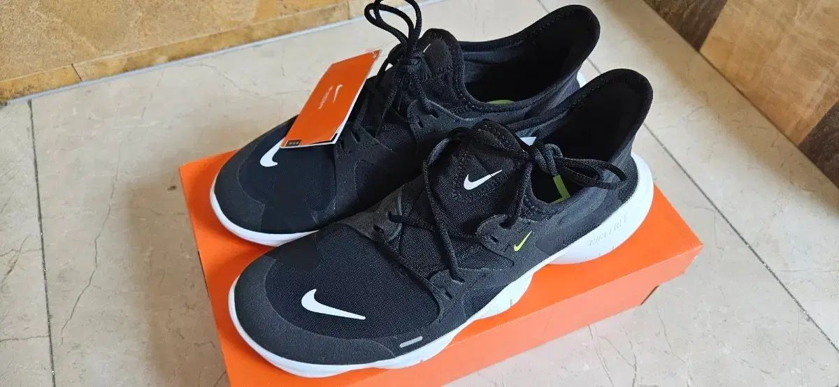 270 NIKE ナイキ フリーラン 5 0 ボルト ランニングシューズ AQ 1289 003