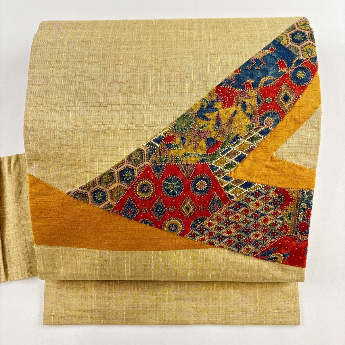 名古屋帯 秀品 紬地 幾何学 刺繍 薄黄土色 正絹