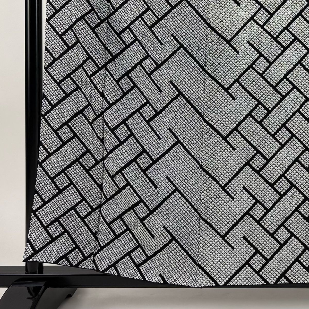 小紋 身丈158 cm 裄丈65 M 袷 桧垣文 総絞り 黒灰 正絹 秀品