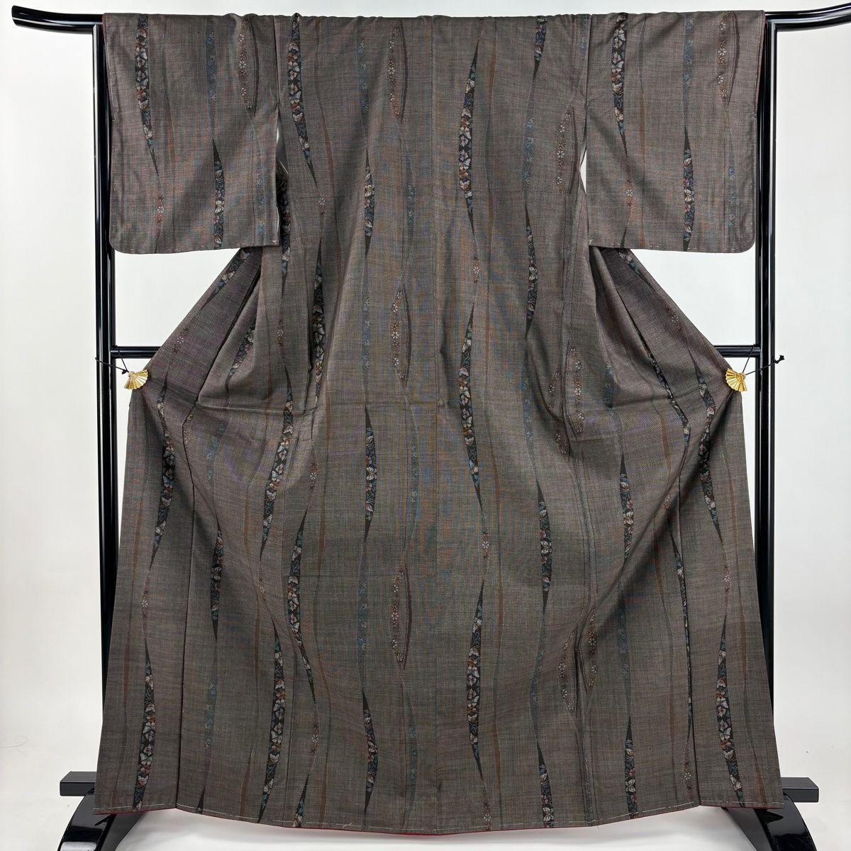 j*y様 純泥大島紬反物＊伝承工芸品＊正絹大島紬 反物 秀品 大島紬 証紙 純泥染 花 焦茶色 正絹 【】 【公式通販】