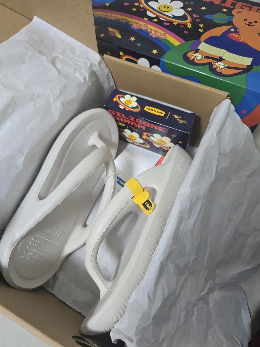 トーアンドトー ゼロビティ フリップフロップ サンダル クリーム 250