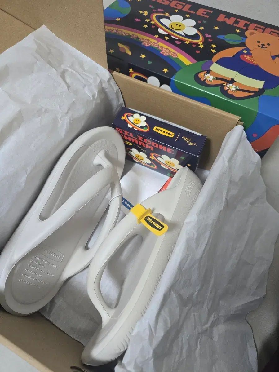 トーアンドトー ゼロビティ フリップフロップ サンダル クリーム 250