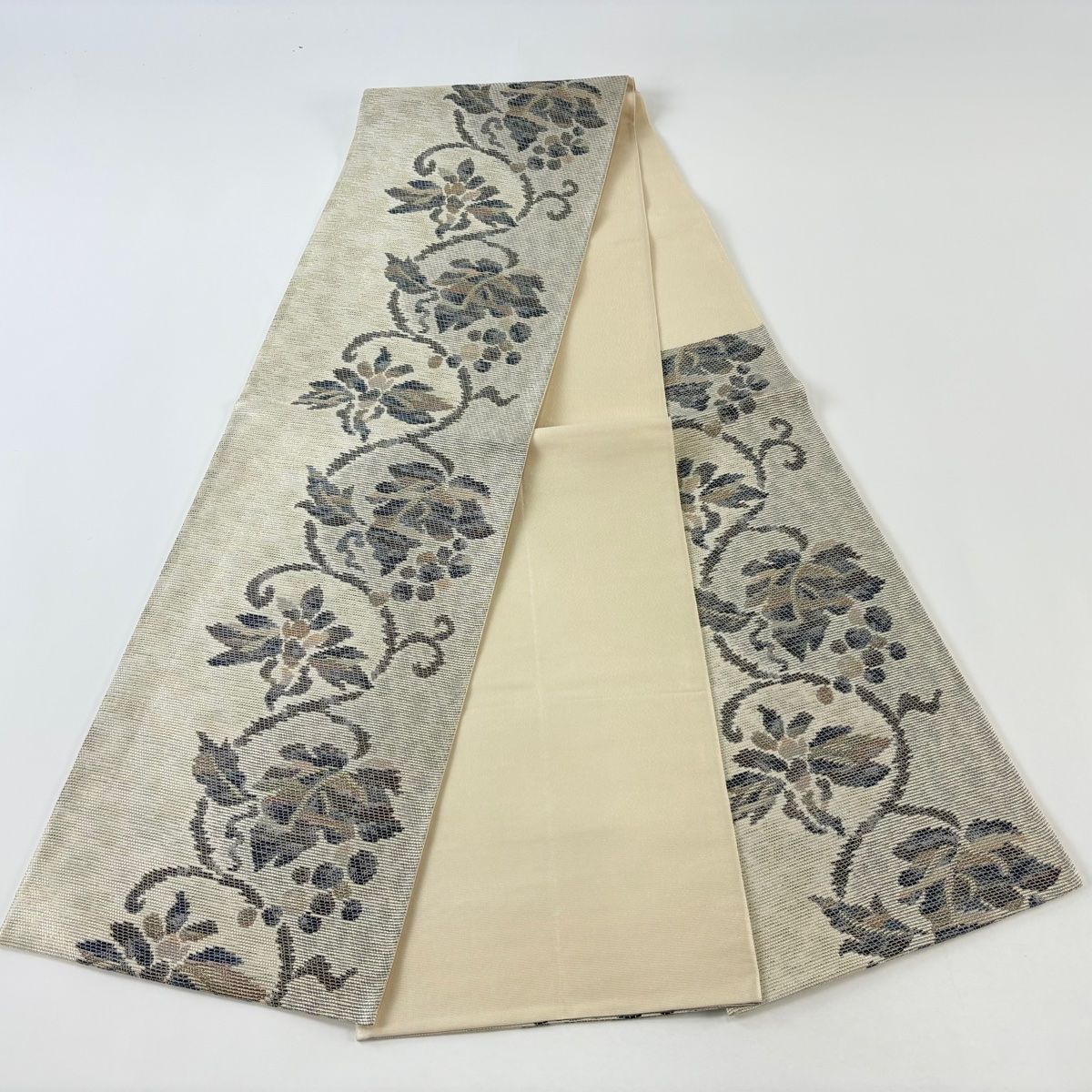 美品】 袋帯 名品 灰汁発酵建本藍染 葡萄唐草 金銀糸 灰白 六通 正絹