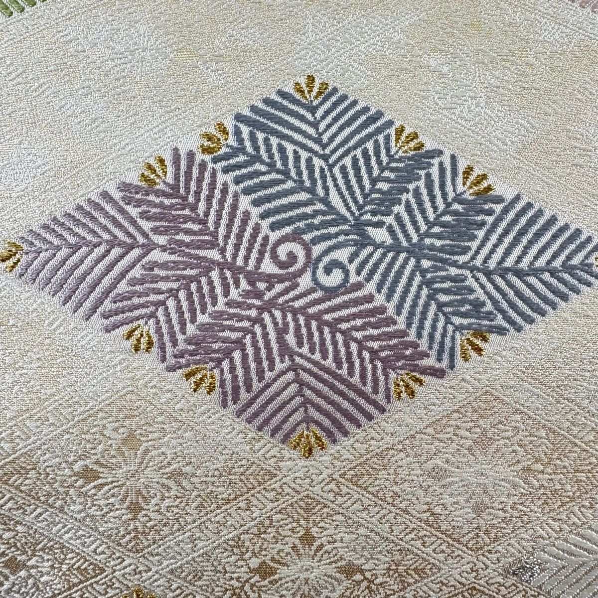 正絹(一部銀糸) 綴れ 手刺繍 松文様 袋帯 銀通しアイボリー 極美品 正絹(一部銀糸) 綴れ 手刺繍 松文様 袋帯 銀通しアイボリー 極美品