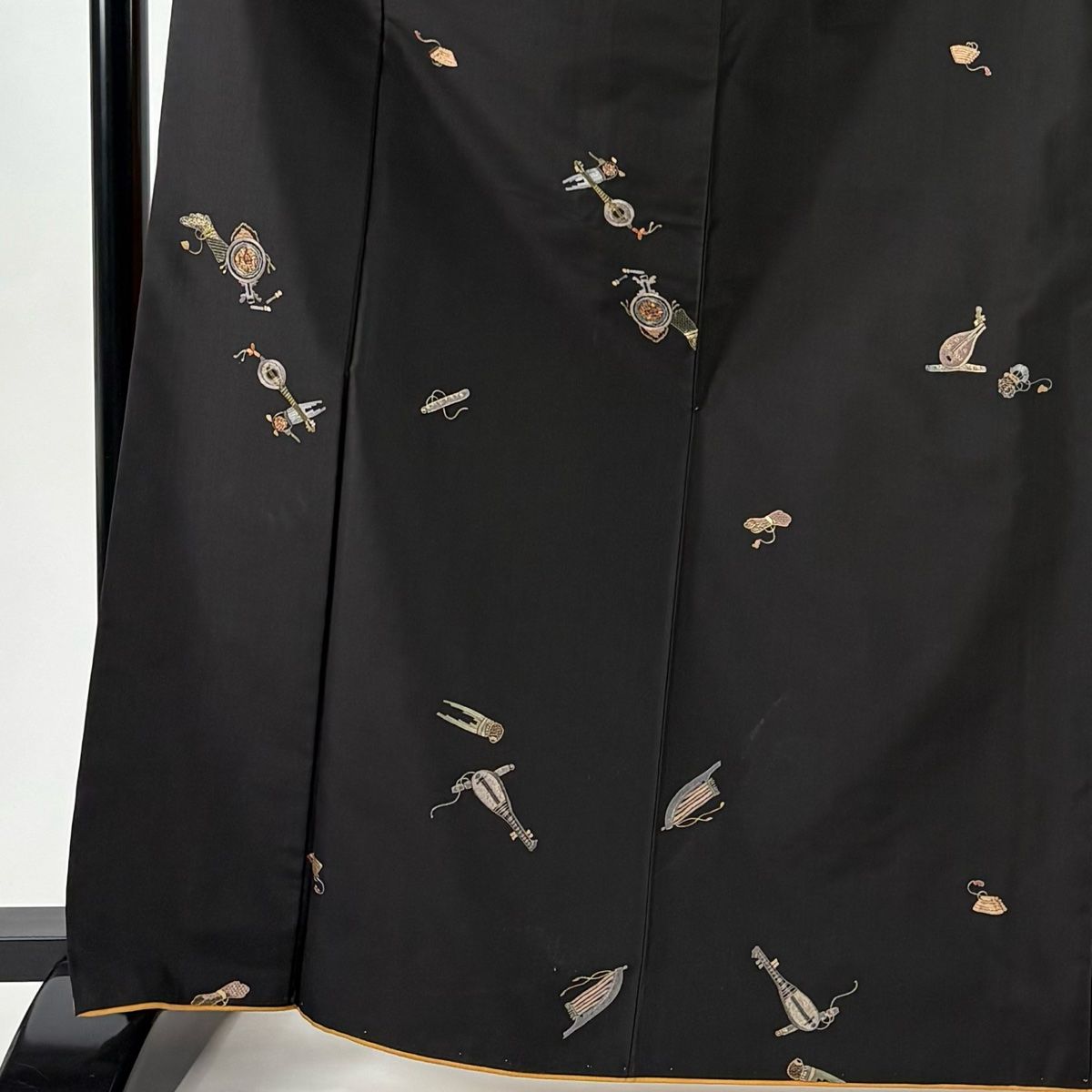 小紋 身丈168 cm 裄丈66 M 袷 紬地 雅楽器 金糸 刺繍 焦茶色 正絹