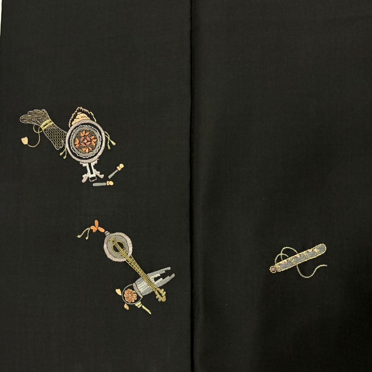 小紋 身丈168cm 裄丈66cm M 袷 紬地 雅楽器 金糸 刺繍 焦茶色 正絹